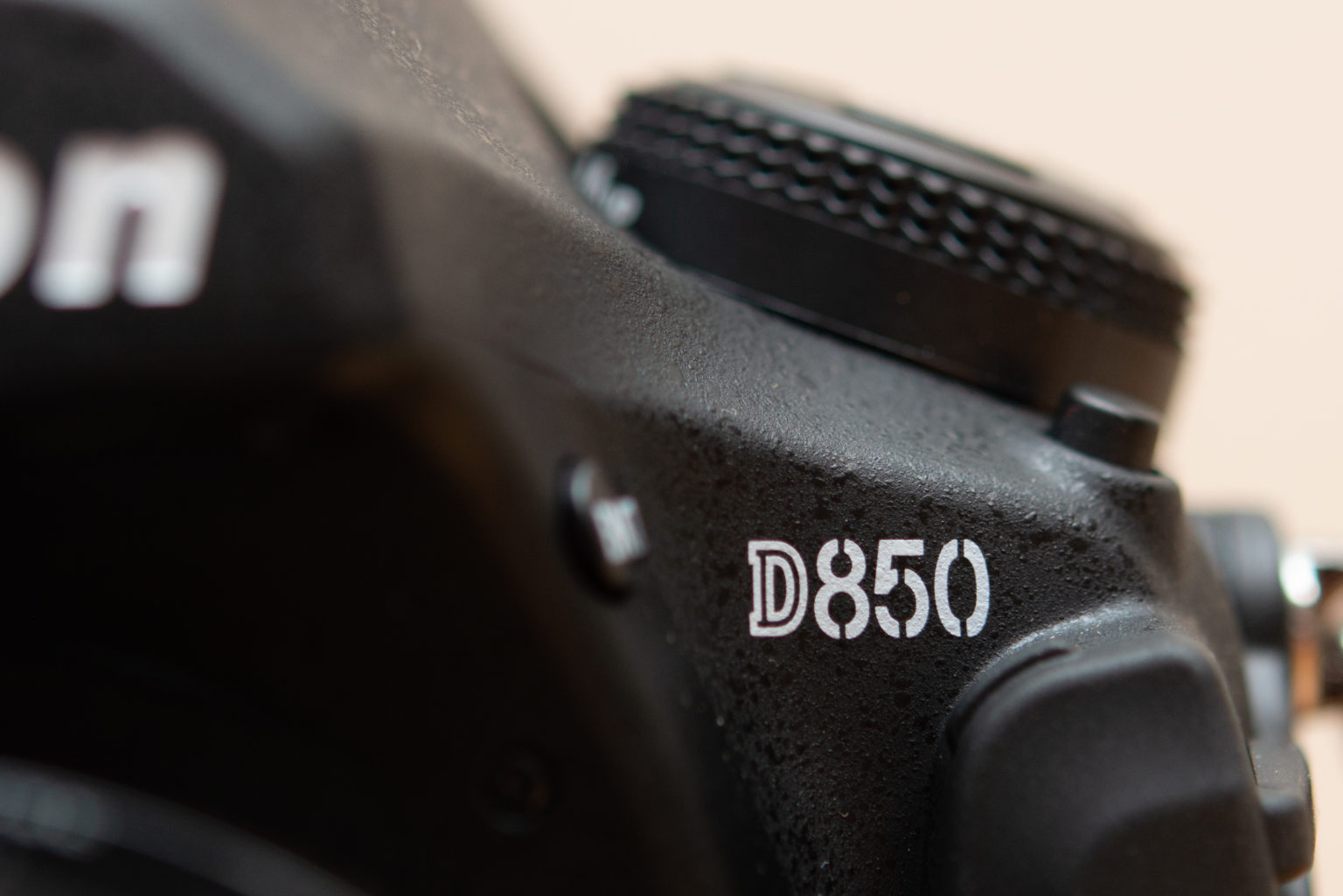 Nikon D850について、全体的に何が変わったかを解説です。 | 大人の男性よ、楽しまないか？